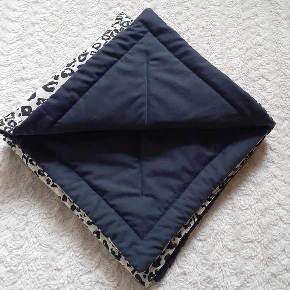 Small dog/cat  blanket  22×22 inches - Picture 7 of 8